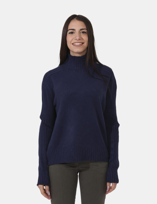 Maglione Sandro Ferrone Blu - Maglione a girocollo alto in total blu. La vestibilità è morbida e regolare. Il maglione è ada