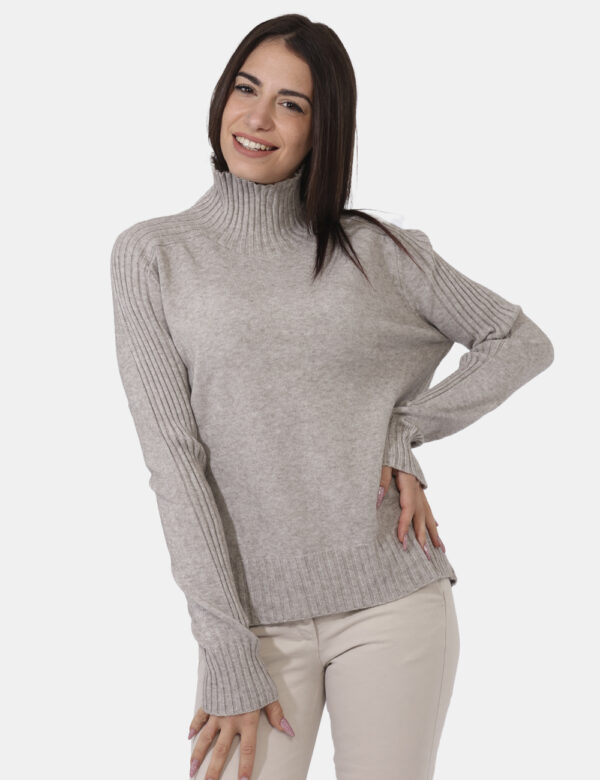 Maglione Sandro Ferrone Grigio - Maglione a girocollo alto in total grigio chiaro. La vestibilità è morbida e regolare. Il m