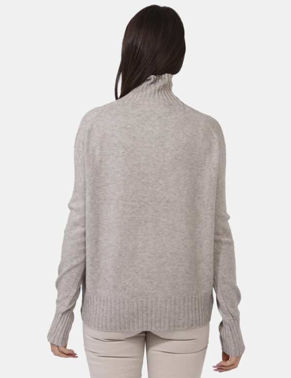 Maglione Sandro Ferrone Grigio - Maglione a girocollo alto in total grigio chiaro. La vestibilità è morbida e regolare. Il m
