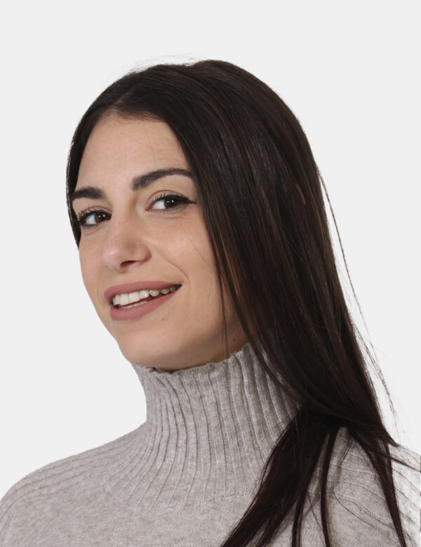 Maglione Sandro Ferrone Grigio - Maglione a girocollo alto in total grigio chiaro. La vestibilità è morbida e regolare. Il m