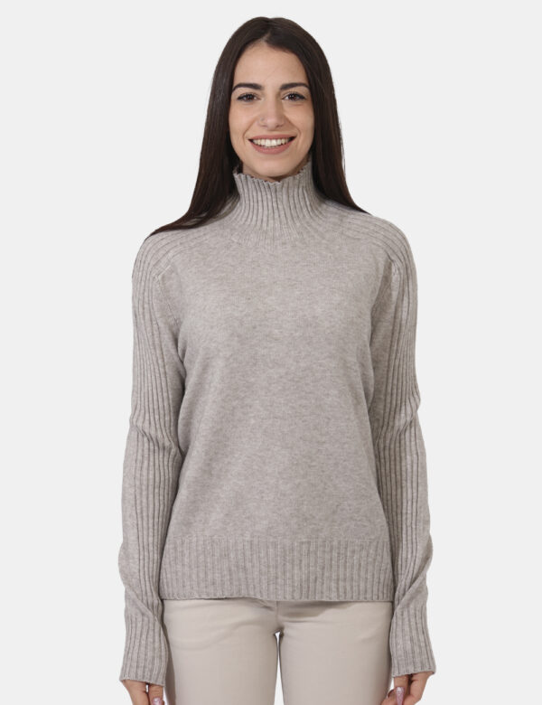 Maglione Sandro Ferrone Grigio - Maglione a girocollo alto in total grigio chiaro. La vestibilità è morbida e regolare. Il m