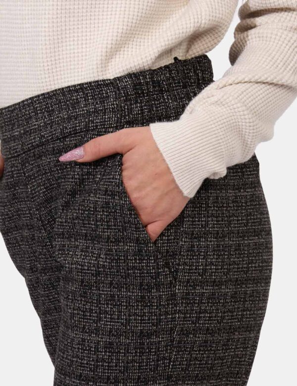 Pantalone Sandro Ferrone Nero - Pantaloni larghi, eleganti in trama bianca e nera. Presenti tasche a taglio trasversale e ri
