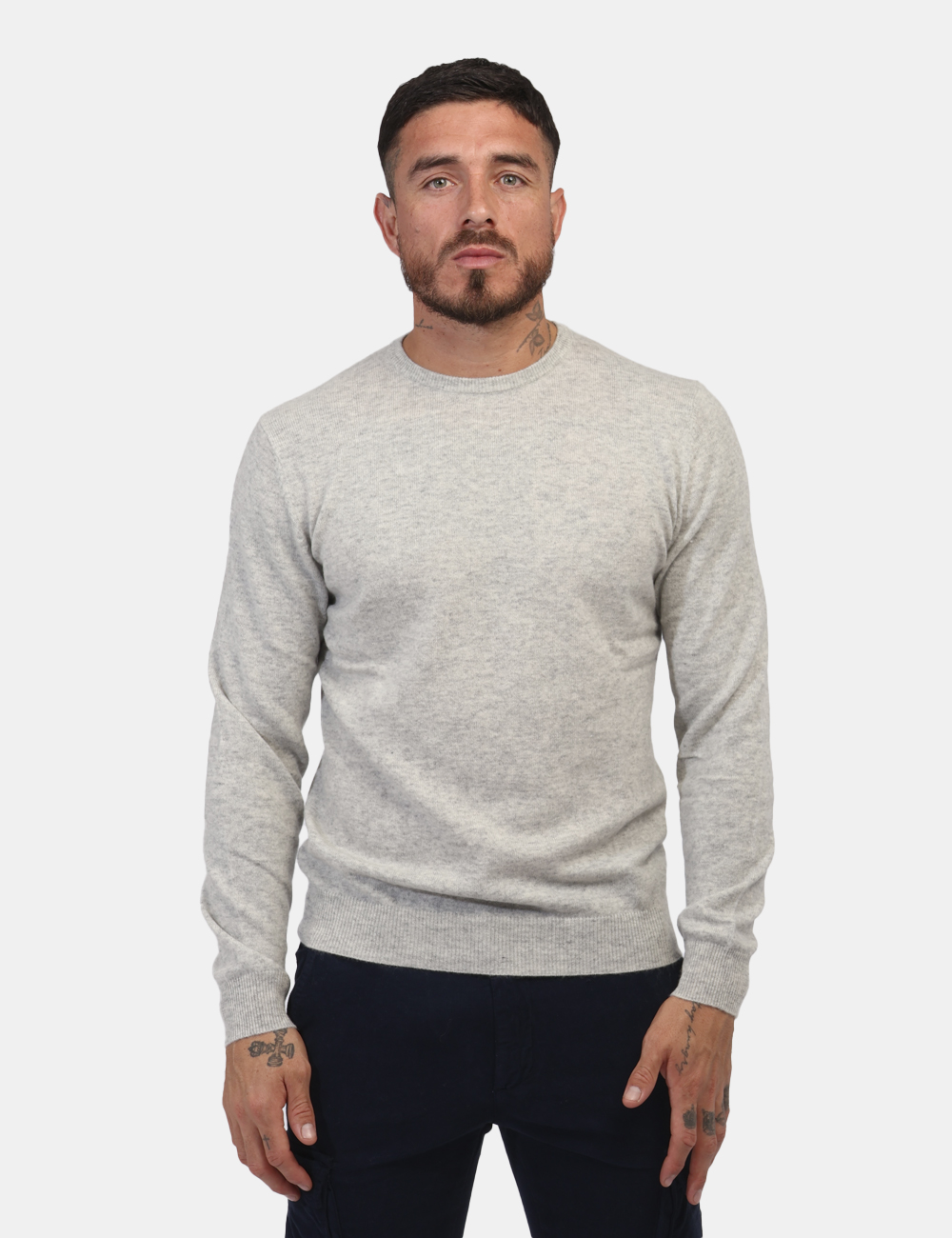 W5A01-OV_213_AI24_5 Maglione Maison Du Cachemire Grigio - Maglione con girocollo classico in cachemire ed in total grigio chiaro. La vestibilità