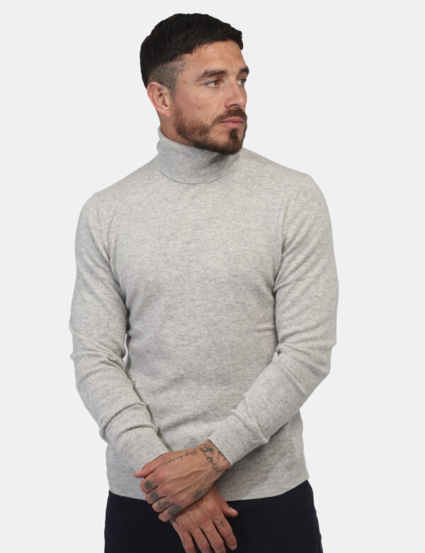 Maglione dolcevita Maison Du Cachemire Grigio - Maglione in cachemire a collo alto ed in total grigio chiaro. La vestibilità