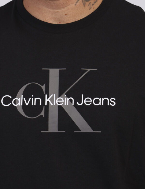 T-shirt Calvin Klein Nero - T-shirt classica su base nera con logo brand stampato bianco. La vestibilità è morbida e regolar