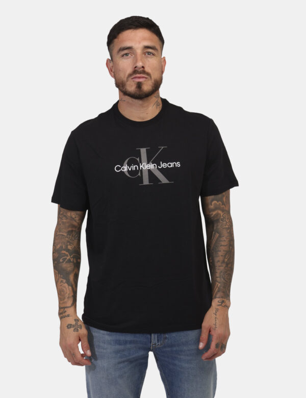 T-shirt Calvin Klein Nero - T-shirt classica su base nera con logo brand stampato bianco. La vestibilità è morbida e regolar