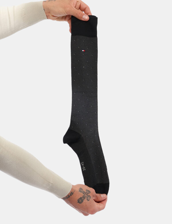 Cofanetto regalo Tommy Hilfiger Nero - Cofanetto regalo con 4 calze uomo su base nera con vari disegnini coordinati. L'indos
