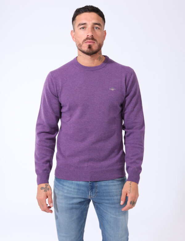 Maglione Gant Lilla - Maglione in lana con girocollo classico ed in total lilla. Presente patch logo brand ad altezza cuore.