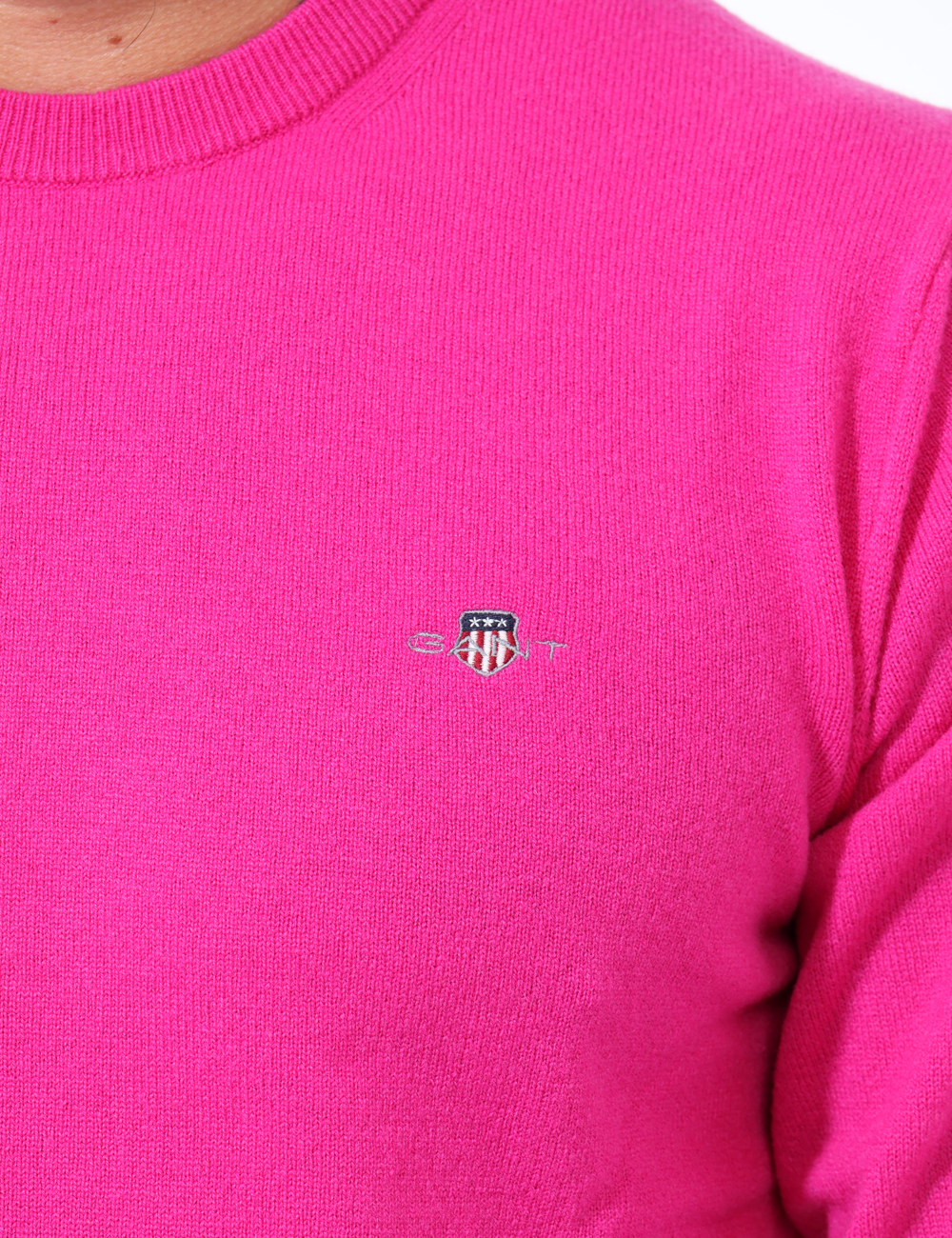 87211-SV_PINK-FUCHSIA_AI24_4 Maglione Gant Fucsia - Maglione in lana con girocollo classico ed in total fucsia. Presente patch logo brand ad altezza cuor