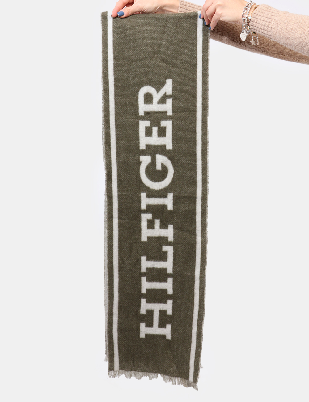 AM0AM11738-SV_RBN_AI24_1 Sciarpa Tommy Hilfiger Verde - Sciarpa in lana in bicolor bianco e verde. L'indossatura è pratica e avvolgente. La sciarpa è