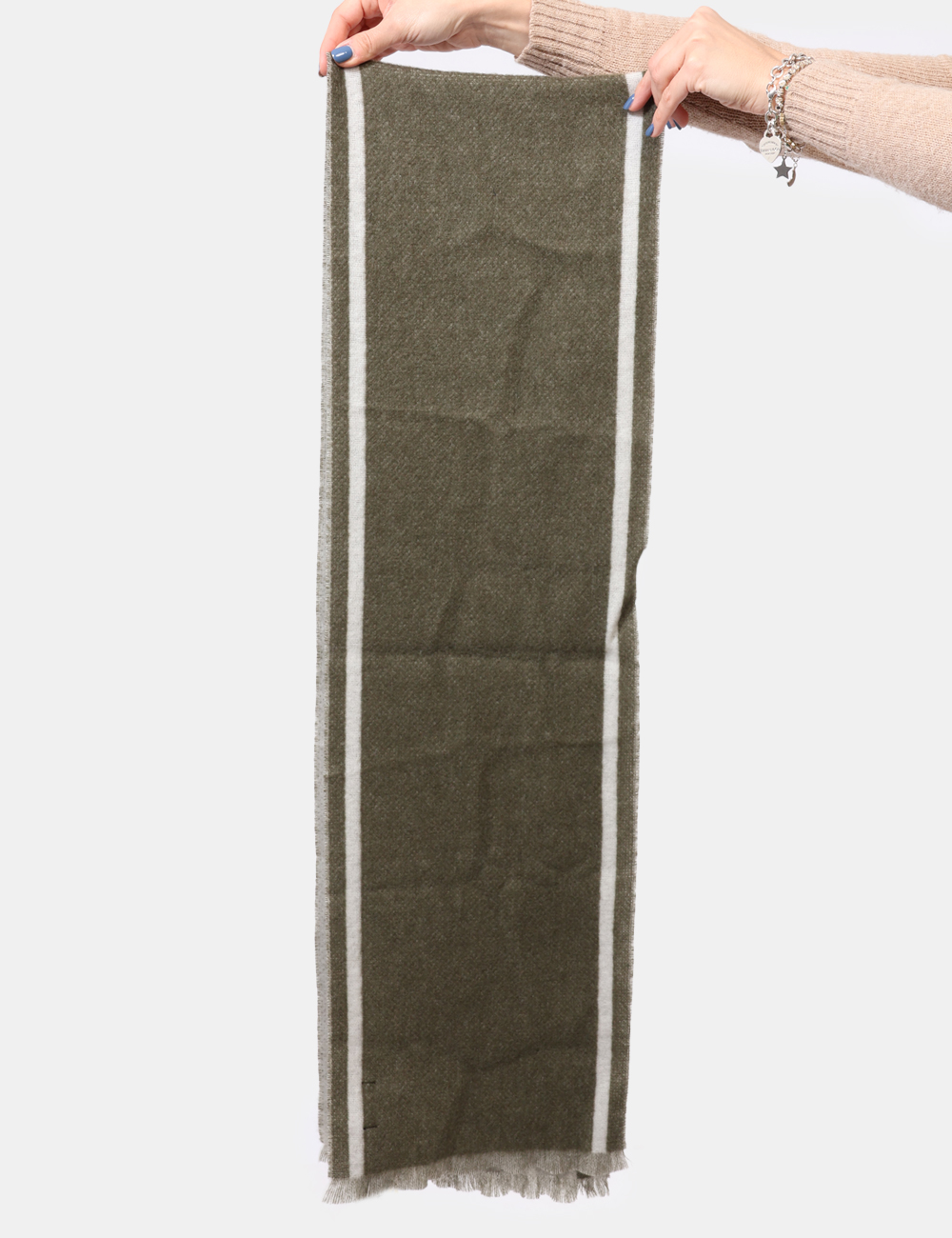 AM0AM11738-SV_RBN_AI24_2 Sciarpa Tommy Hilfiger Verde - Sciarpa in lana in bicolor bianco e verde. L'indossatura è pratica e avvolgente. La sciarpa è