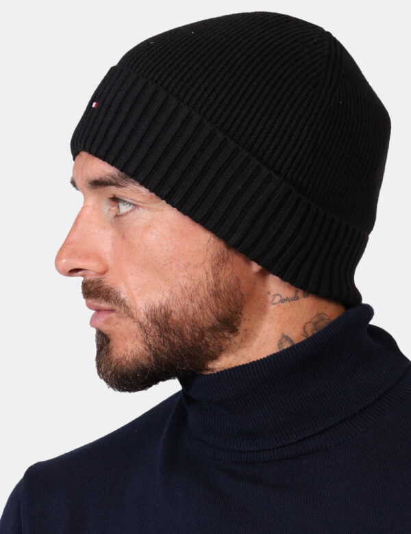Cappello Tommy Hilfiger Nero - Cappello modello berretto in total nero, con risvoltino e piccolo patch logo brand. La vestib
