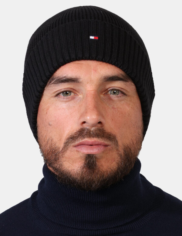 Cappello Tommy Hilfiger Nero - Cappello modello berretto in total nero, con risvoltino e piccolo patch logo brand. La vestib