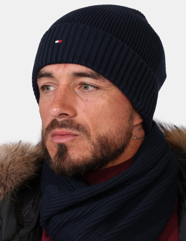 Cappello Tommy Hilfiger Blu - Cappello modello berretto in total blu navy, con risvoltino e piccolo patch logo brand. La ves