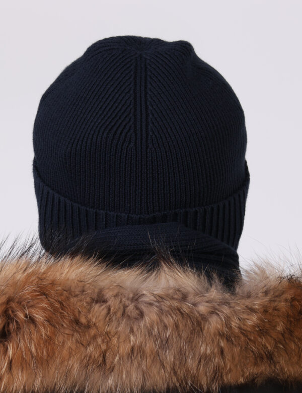 Cappello Tommy Hilfiger Blu - Cappello modello berretto in total blu navy, con risvoltino e piccolo patch logo brand. La ves