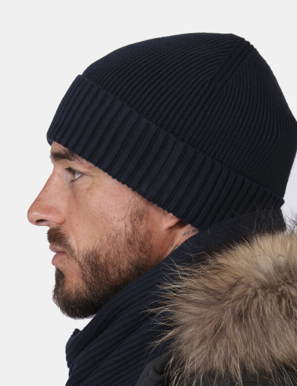 Cappello Tommy Hilfiger Blu - Cappello modello berretto in total blu navy, con risvoltino e piccolo patch logo brand. La ves