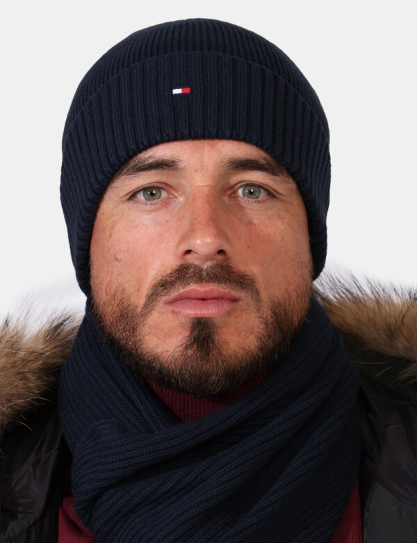 Cappello Tommy Hilfiger Blu - Cappello modello berretto in total blu navy, con risvoltino e piccolo patch logo brand. La ves