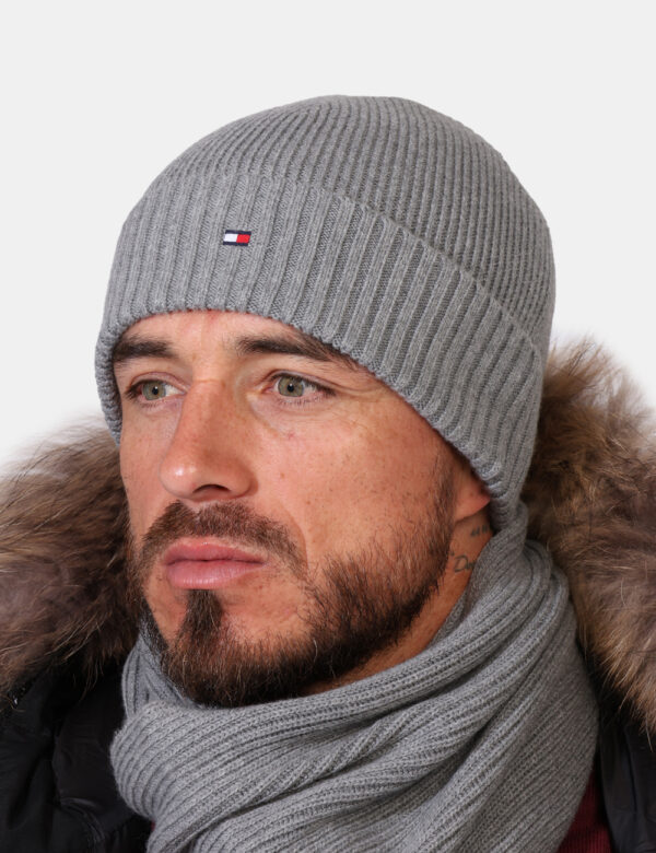 Cappello Tommy Hilfiger Grigio - Cappello modello berretto in total grigio chiaro, con risvoltino e piccolo logo brand ricam