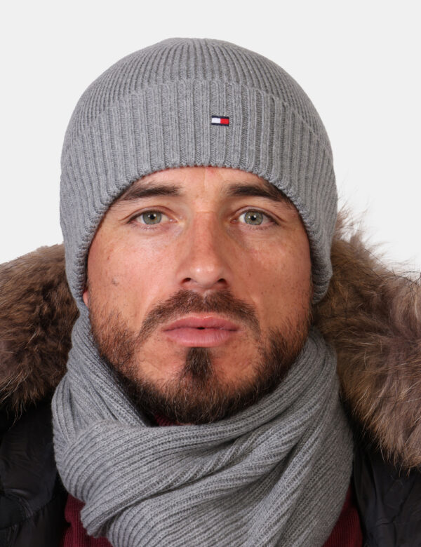 Cappello Tommy Hilfiger Grigio - Cappello modello berretto in total grigio chiaro, con risvoltino e piccolo logo brand ricam