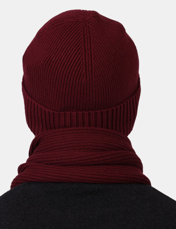 Cappello Tommy Hilfiger Bordeaux - Cappello modello berretto in total bordeaux, con risvoltino e piccolo patch logo brand. L