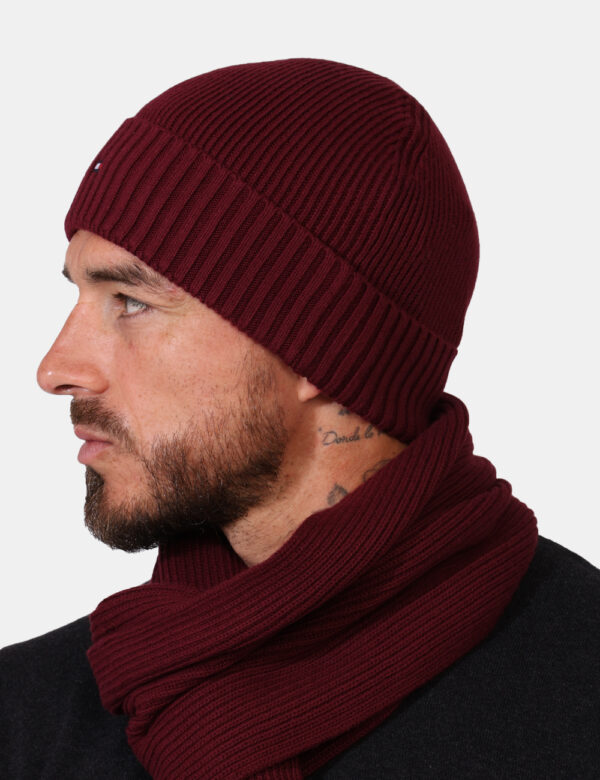 Cappello Tommy Hilfiger Bordeaux - Cappello modello berretto in total bordeaux, con risvoltino e piccolo patch logo brand. L