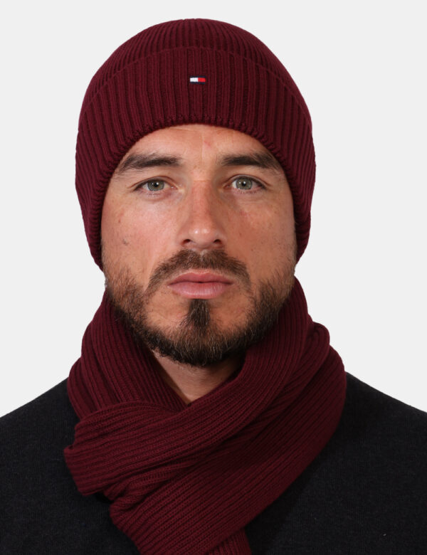Cappello Tommy Hilfiger Bordeaux - Cappello modello berretto in total bordeaux, con risvoltino e piccolo patch logo brand. L