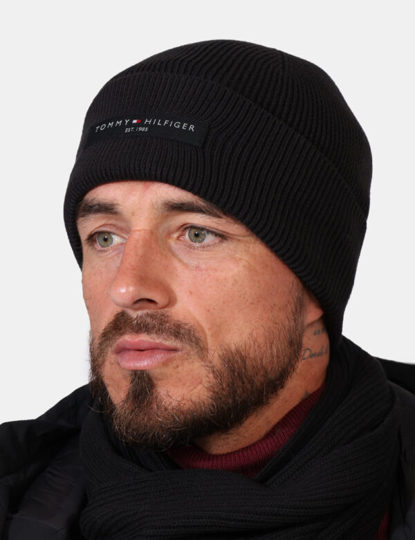 Cappello Tommy Hilfiger Nero - Capello in cotone modello berretto in total nero con patch logo brand e risvoltino. L'indossa