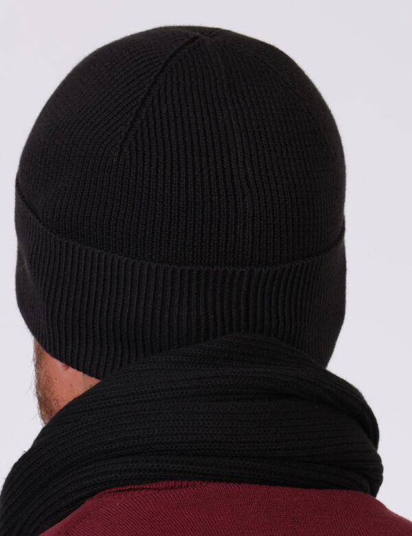 Cappello Tommy Hilfiger Nero - Capello in cotone modello berretto in total nero con patch logo brand e risvoltino. L'indossa