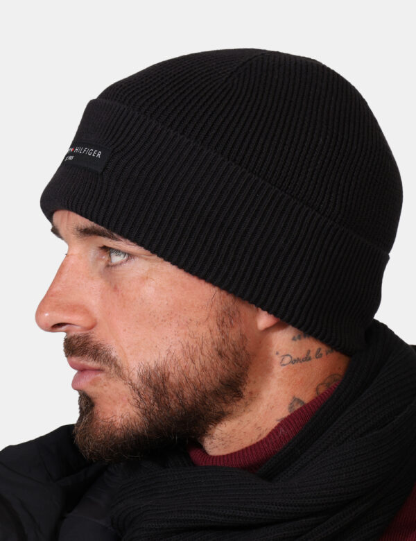 Cappello Tommy Hilfiger Nero - Capello in cotone modello berretto in total nero con patch logo brand e risvoltino. L'indossa