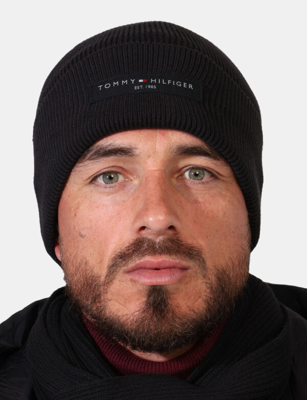 Cappello Tommy Hilfiger Nero - Capello in cotone modello berretto in total nero con patch logo brand e risvoltino. L'indossa