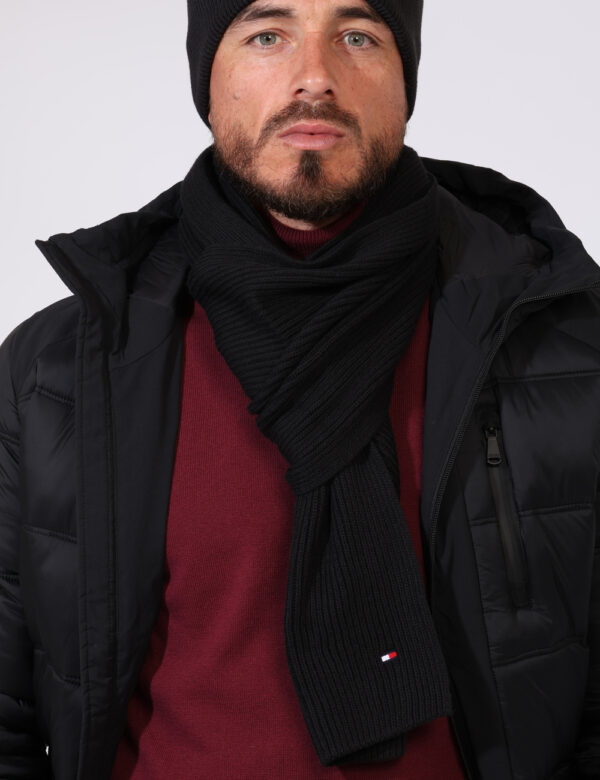 Sciarpa Tommy Hilfiger Nero - Sciarpa in misto cotone spesso ed in total nero. La vestibilità è morbida e pratica. La sciarp