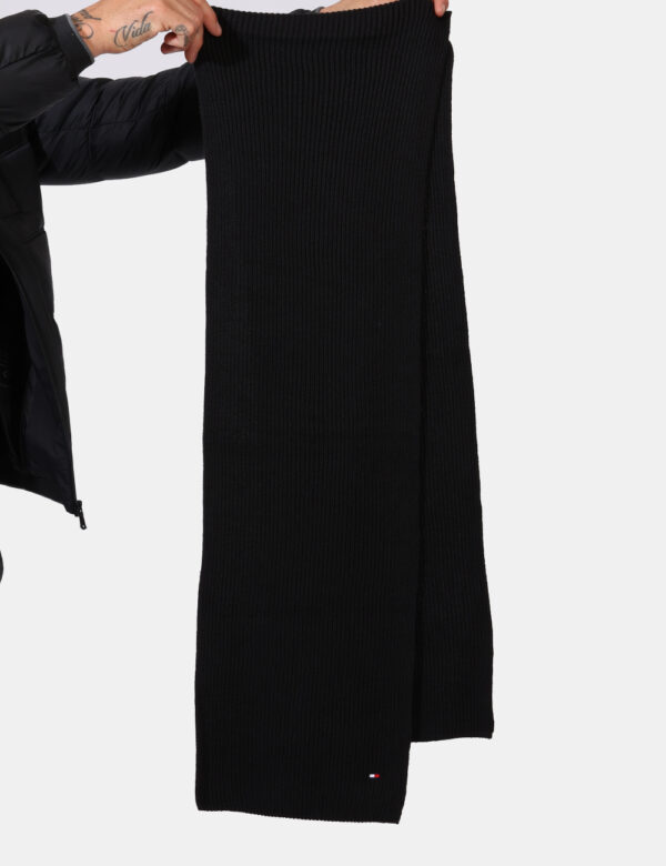 Sciarpa Tommy Hilfiger Nero - Sciarpa in misto cotone spesso ed in total nero. La vestibilità è morbida e pratica. La sciarp