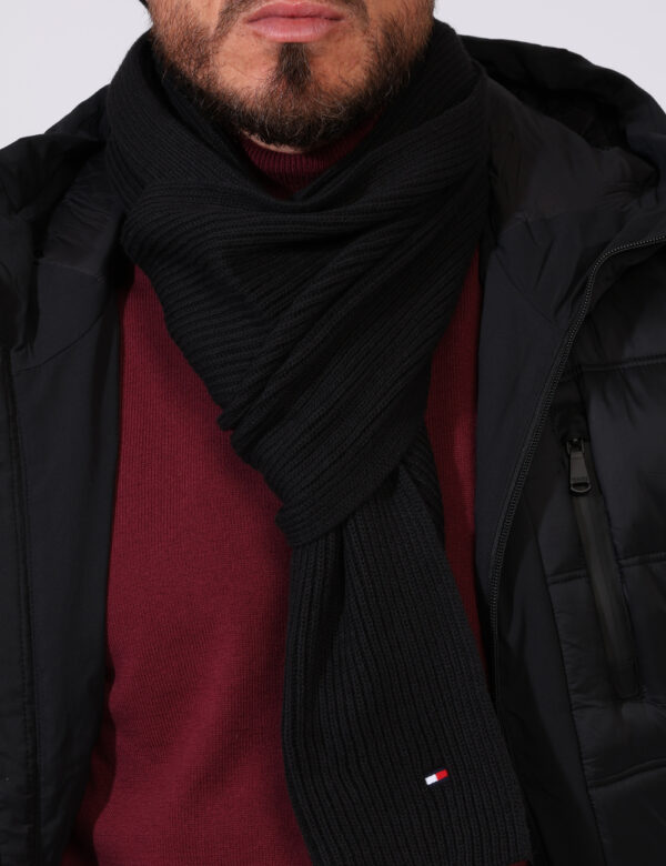 Sciarpa Tommy Hilfiger Nero - Sciarpa in misto cotone spesso ed in total nero. La vestibilità è morbida e pratica. La sciarp