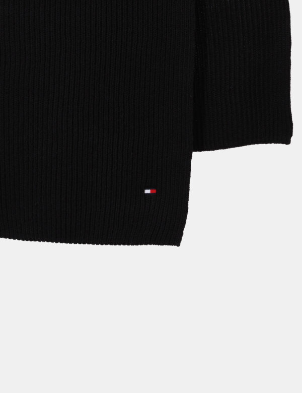 Sciarpa Tommy Hilfiger Nero - Sciarpa in misto cotone spesso ed in total nero. La vestibilità è morbida e pratica. La sciarp