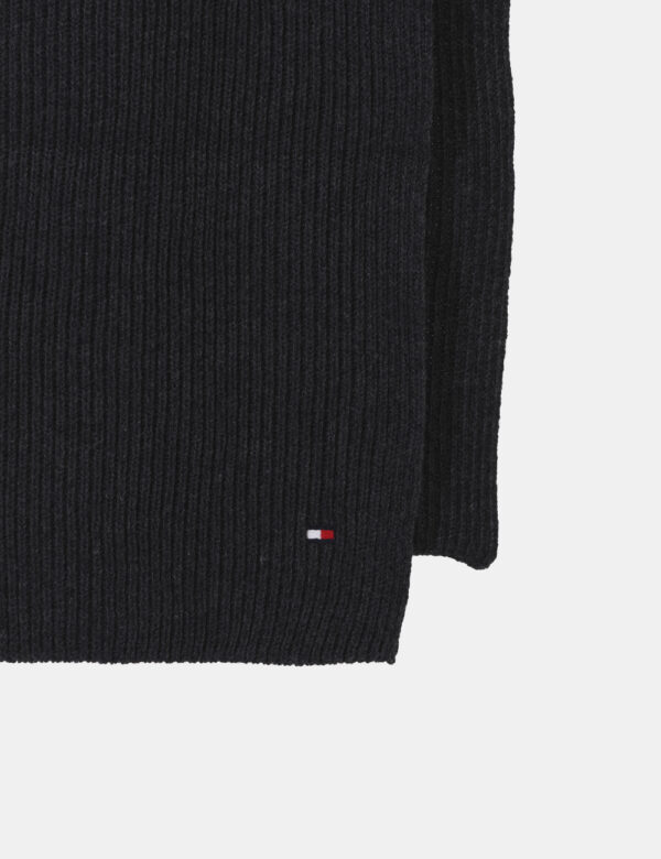 Sciarpa Tommy Hilfiger Grigio - Sciarpa in misto cotone spesso ed in total grigio. La vestibilità è morbida e pratica. La sc