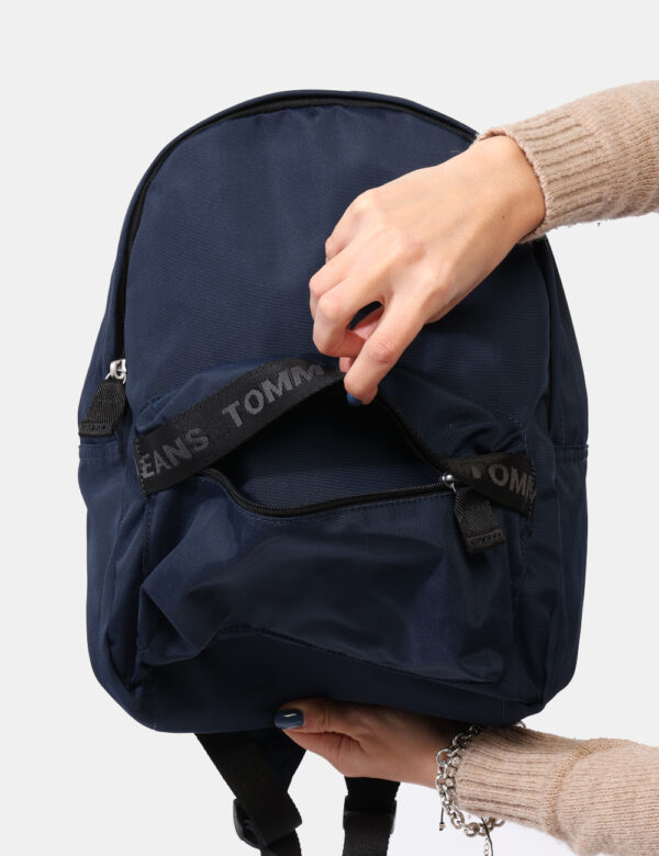 Zaino Tommy Hilfiger Blu - Zaino in total blu con tascone principale con chiusura a zip più tasca esterna. Presenti dettagli