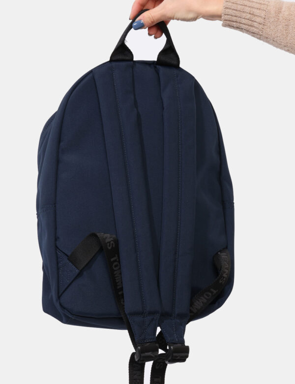 Zaino Tommy Hilfiger Blu - Zaino in total blu con tascone principale con chiusura a zip più tasca esterna. Presenti dettagli