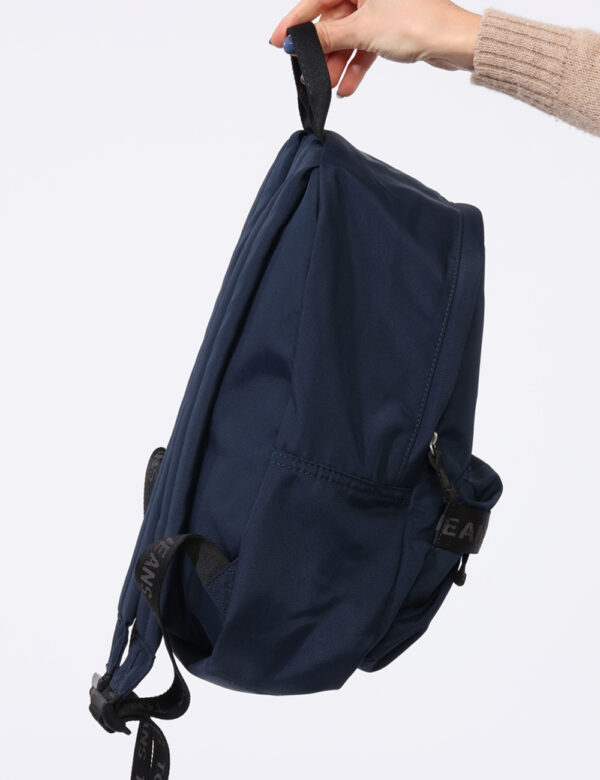 Zaino Tommy Hilfiger Blu - Zaino in total blu con tascone principale con chiusura a zip più tasca esterna. Presenti dettagli