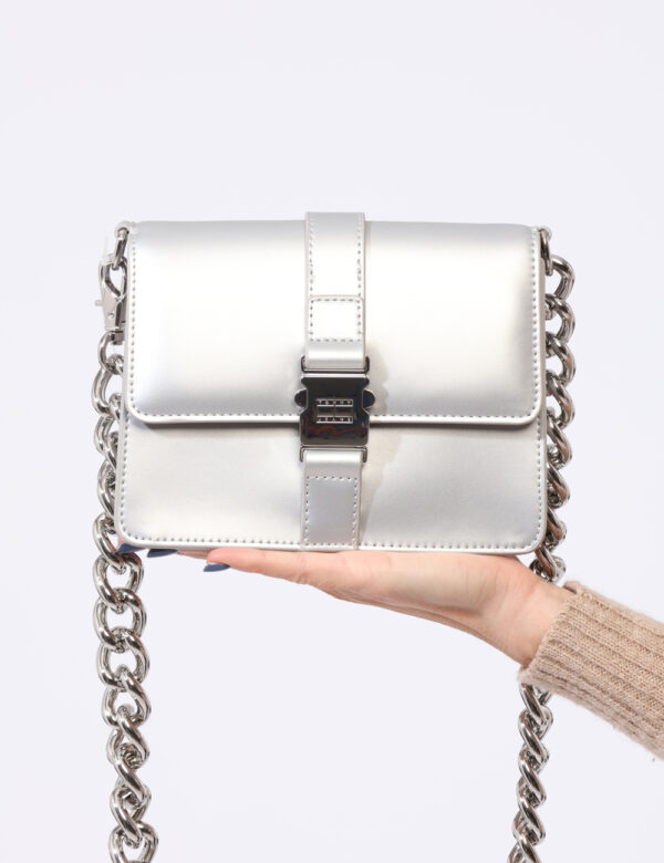 Borsa Tommy Hilfiger Argento - Borsa pochette di piccole dimensioni in total argento. Presente unico scompartimento con chiu