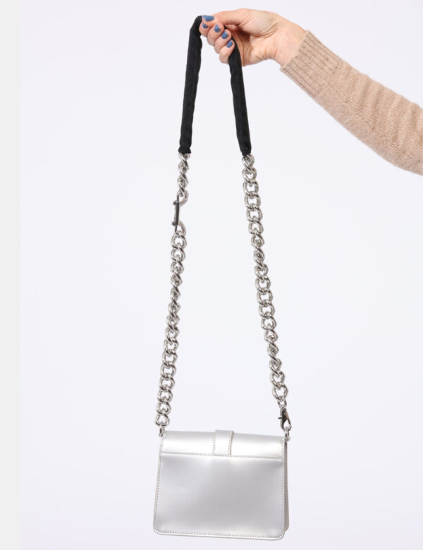 Borsa Tommy Hilfiger Argento - Borsa pochette di piccole dimensioni in total argento. Presente unico scompartimento con chiu