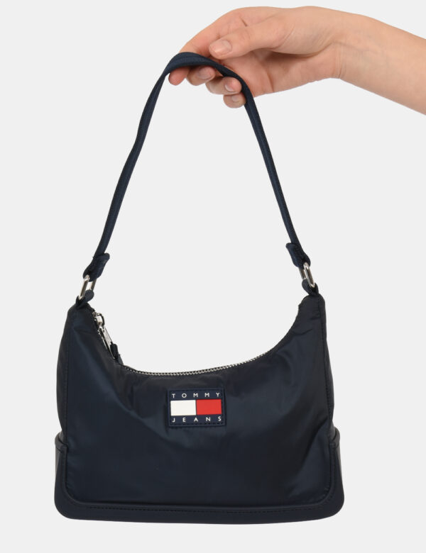 Borsa Tommy Hilfiger Blu - Borsa a mano di piccole dimensioni in tessuto blu navy più silicone coordinato. Presente unico sc