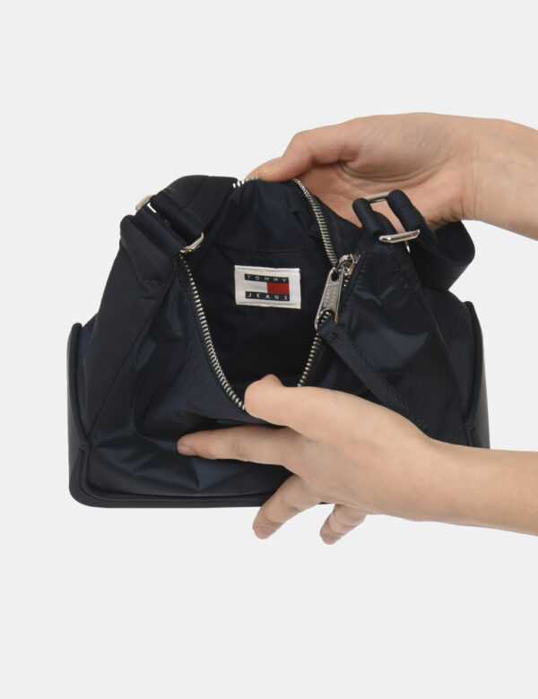 Borsa Tommy Hilfiger Blu - Borsa a mano di piccole dimensioni in tessuto blu navy più silicone coordinato. Presente unico sc