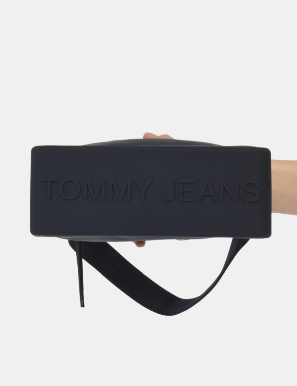 Borsa Tommy Hilfiger Blu - Borsa a mano di piccole dimensioni in tessuto blu navy più silicone coordinato. Presente unico sc