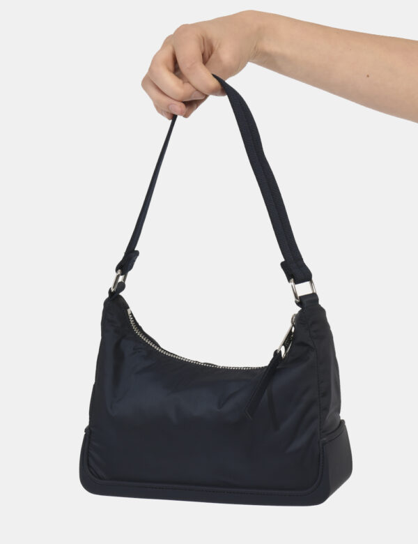 Borsa Tommy Hilfiger Blu - Borsa a mano di piccole dimensioni in tessuto blu navy più silicone coordinato. Presente unico sc