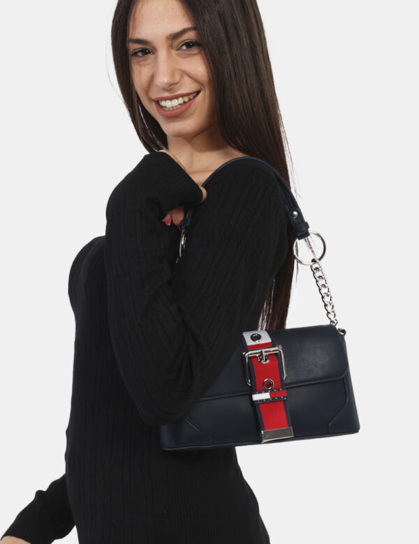 Borsa Tommy Hilfiger Blu - Cod. art. AW0AW16282 OVVi ricordiamo che tutti i nostri articoli sono originali.