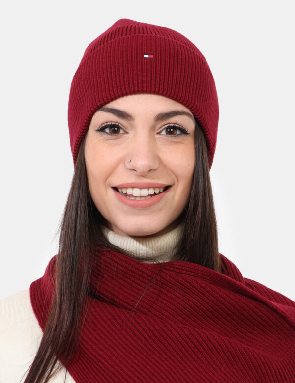 Cappello Tommy Hilfiger Bordeaux - Cappello modello berretto in total bordeaux, con risvoltino e logo brand ricamato. La ves