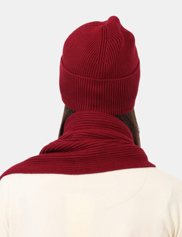 Cappello Tommy Hilfiger Bordeaux - Cappello modello berretto in total bordeaux, con risvoltino e logo brand ricamato. La ves