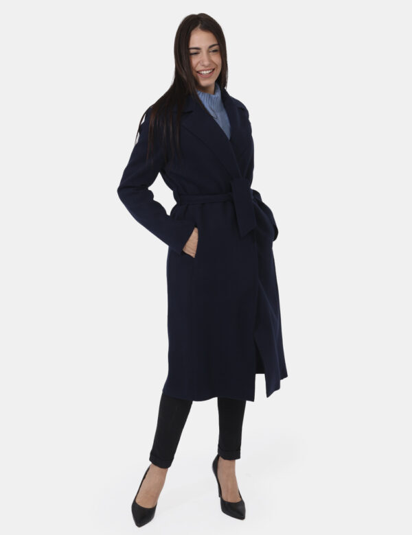 Cappotto Materica Blu - Cappotto classico, lungo, in total blu con tasche a taglio. La vestibilità è morbida e regolabile gr