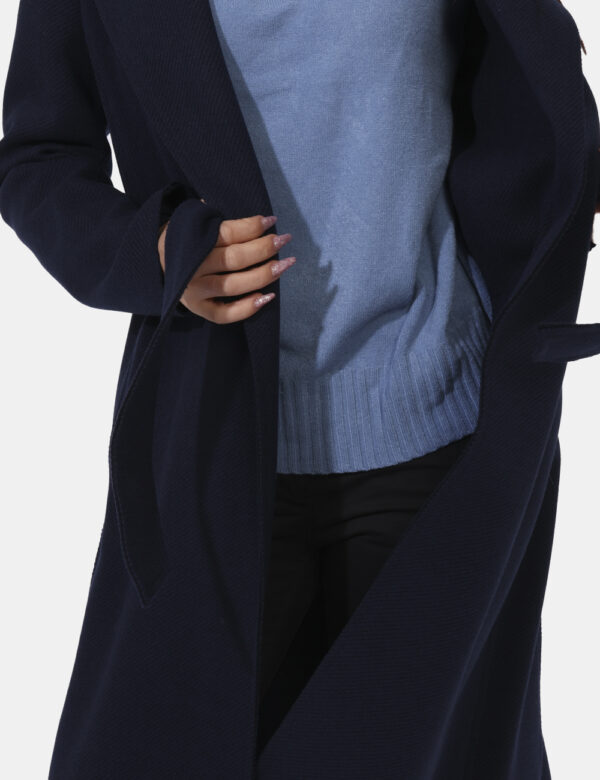 Cappotto Materica Blu - Cappotto classico, lungo, in total blu con tasche a taglio. La vestibilità è morbida e regolabile gr
