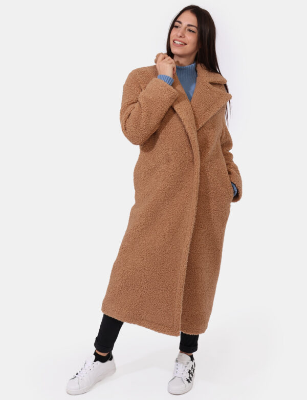 Cappotto Materica Marrone - Cappotto lungo modello teddy, in total marrone cammello. Presenti tasche a taglio trasversale. L